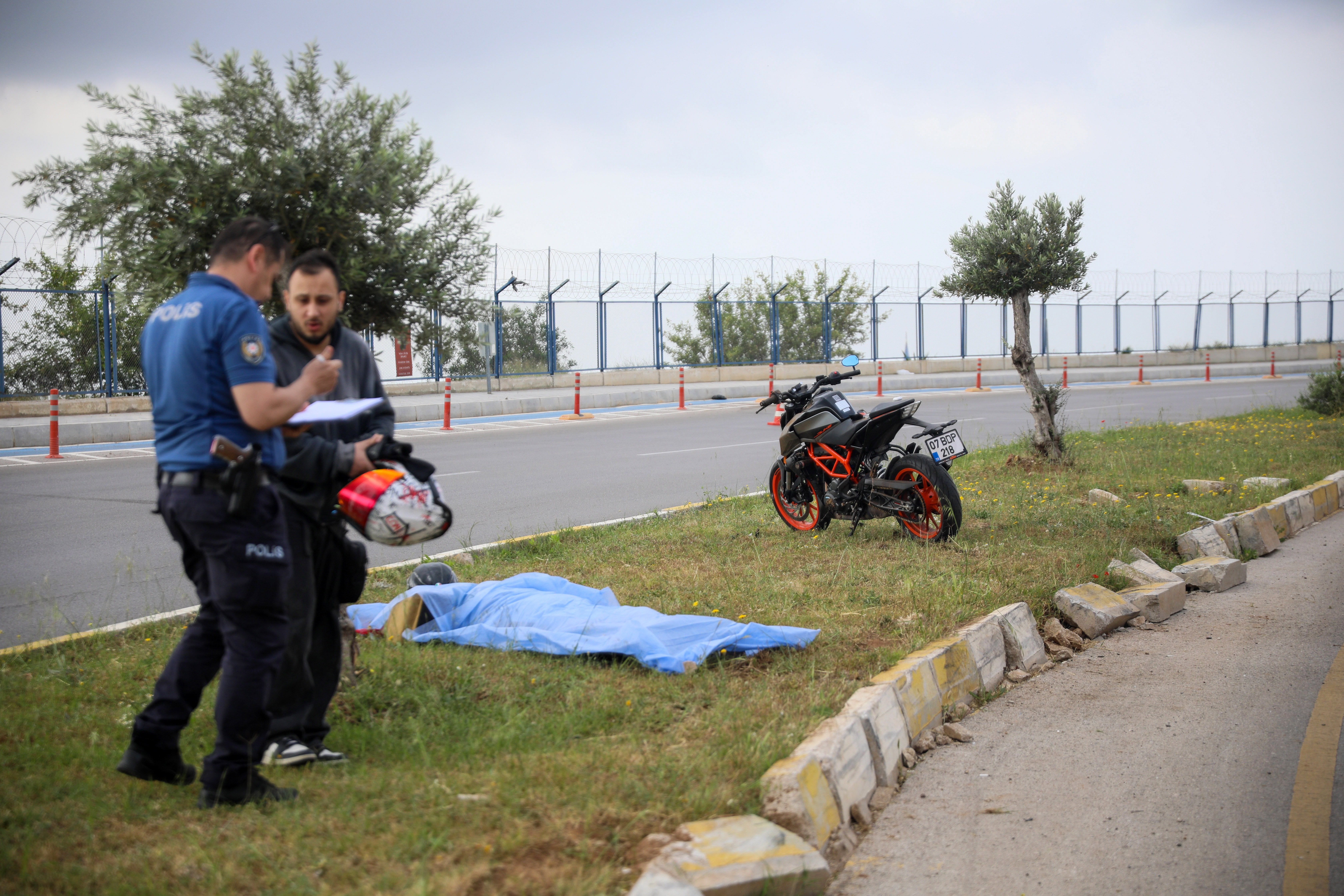 Ölen arkadaşının başında saatlerce bekledi