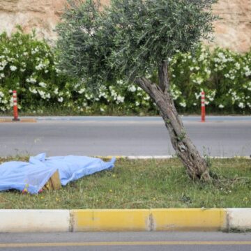 Ölen arkadaşının başında saatlerce bekledi
