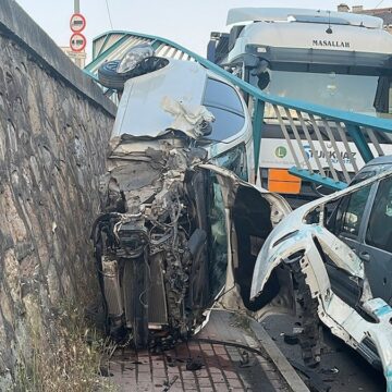 Otomobil metrelerce yükseklikten yan sokağa düştü