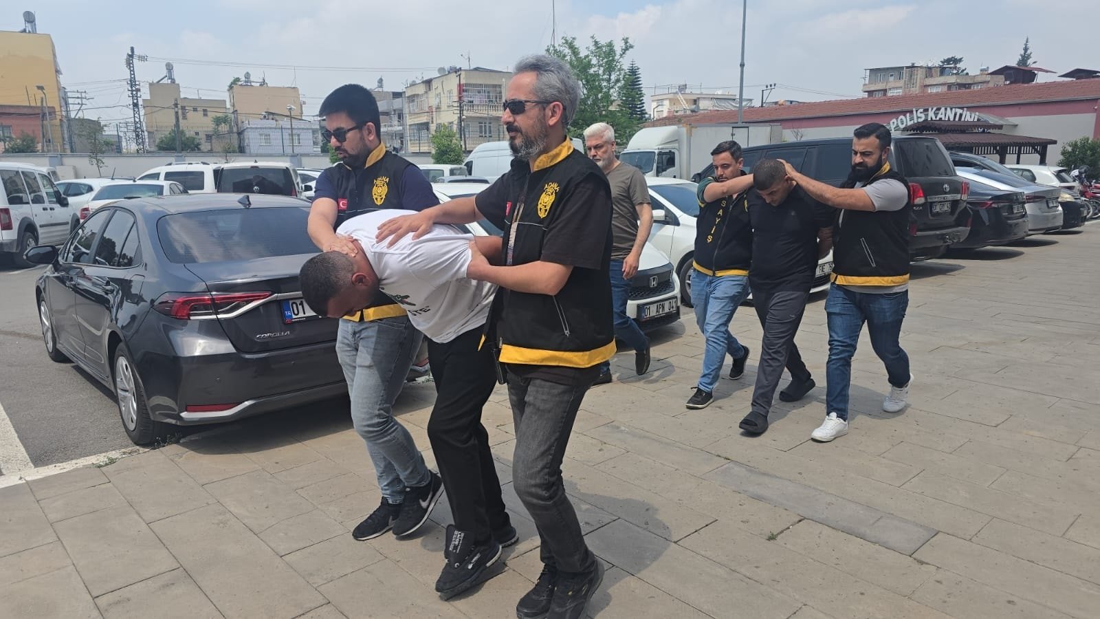 Otomobillerden 450 bin lira ve 1000 avro çaldılar