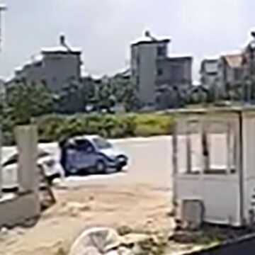 Otomobillerden 450 bin lira ve 1000 avro çaldılar