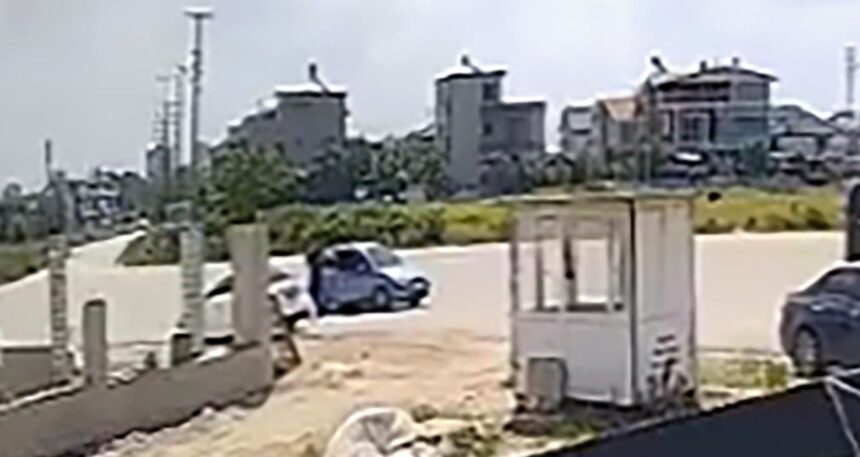 Otomobillerden 450 bin lira ve 1000 avro çaldılar