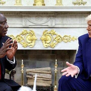 Oval Ofis’te gergin anlar! Trump’ın ‘soykırım’ imasına Güney Afrika liderinden ‘uçak’ göndermesi