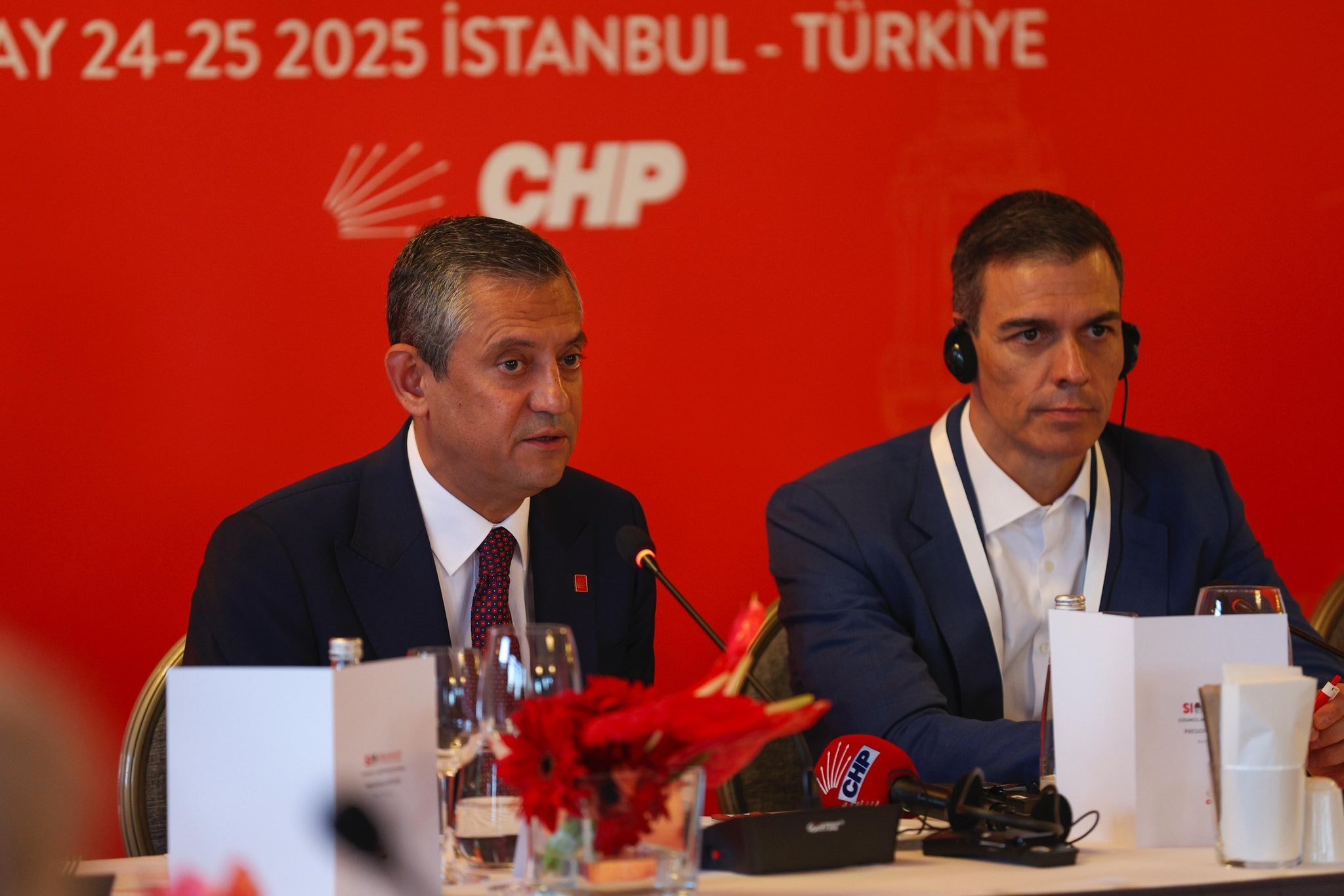 Özgür Özel 81 ülkeden 89 partiyle bir araya geldi