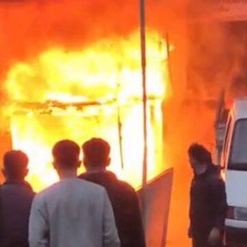 Rize’de oto döşemeci atölyesi alev alev yandı