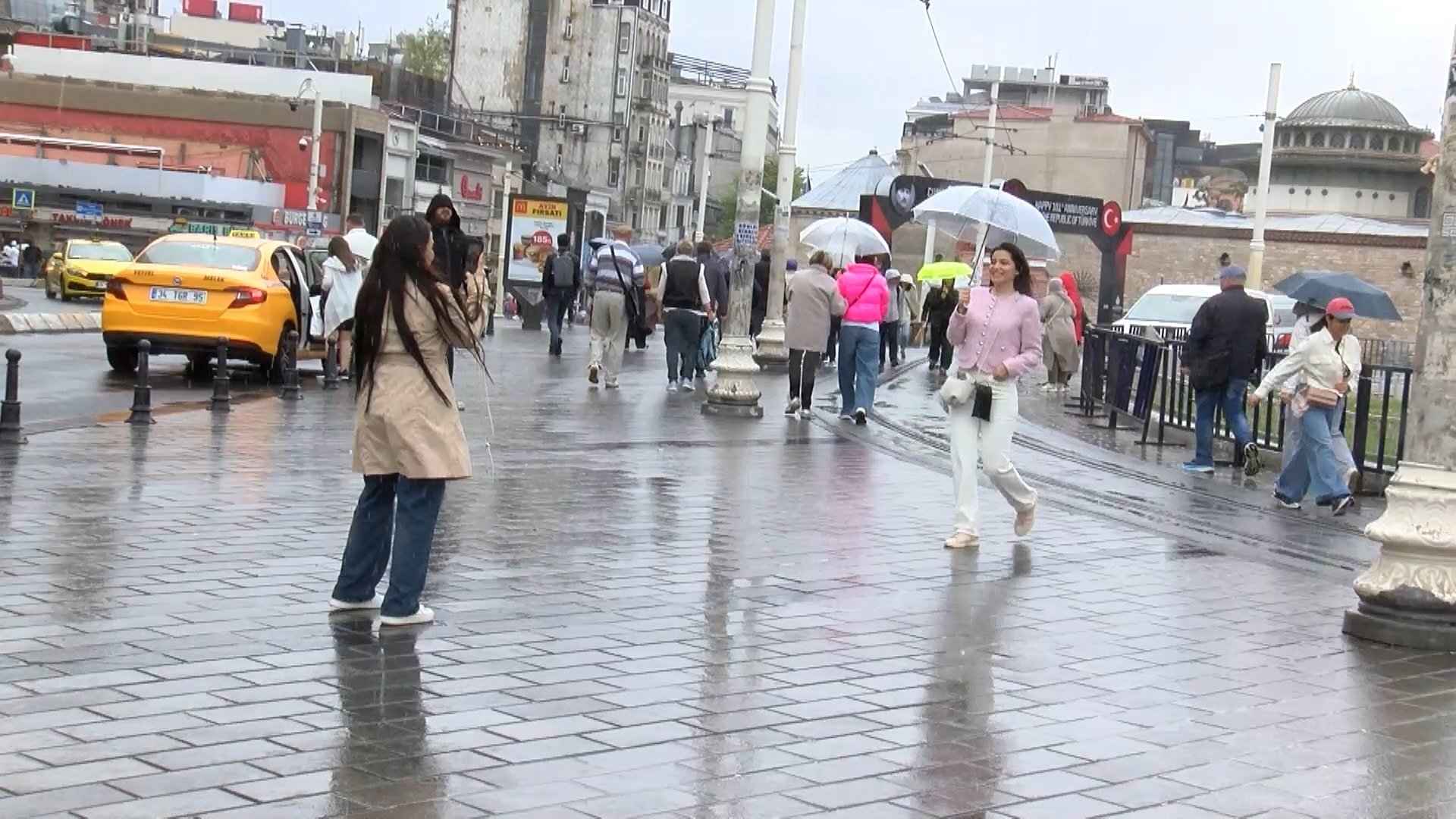 Rüzgar ve yağmur İstanbul'u vurdu!