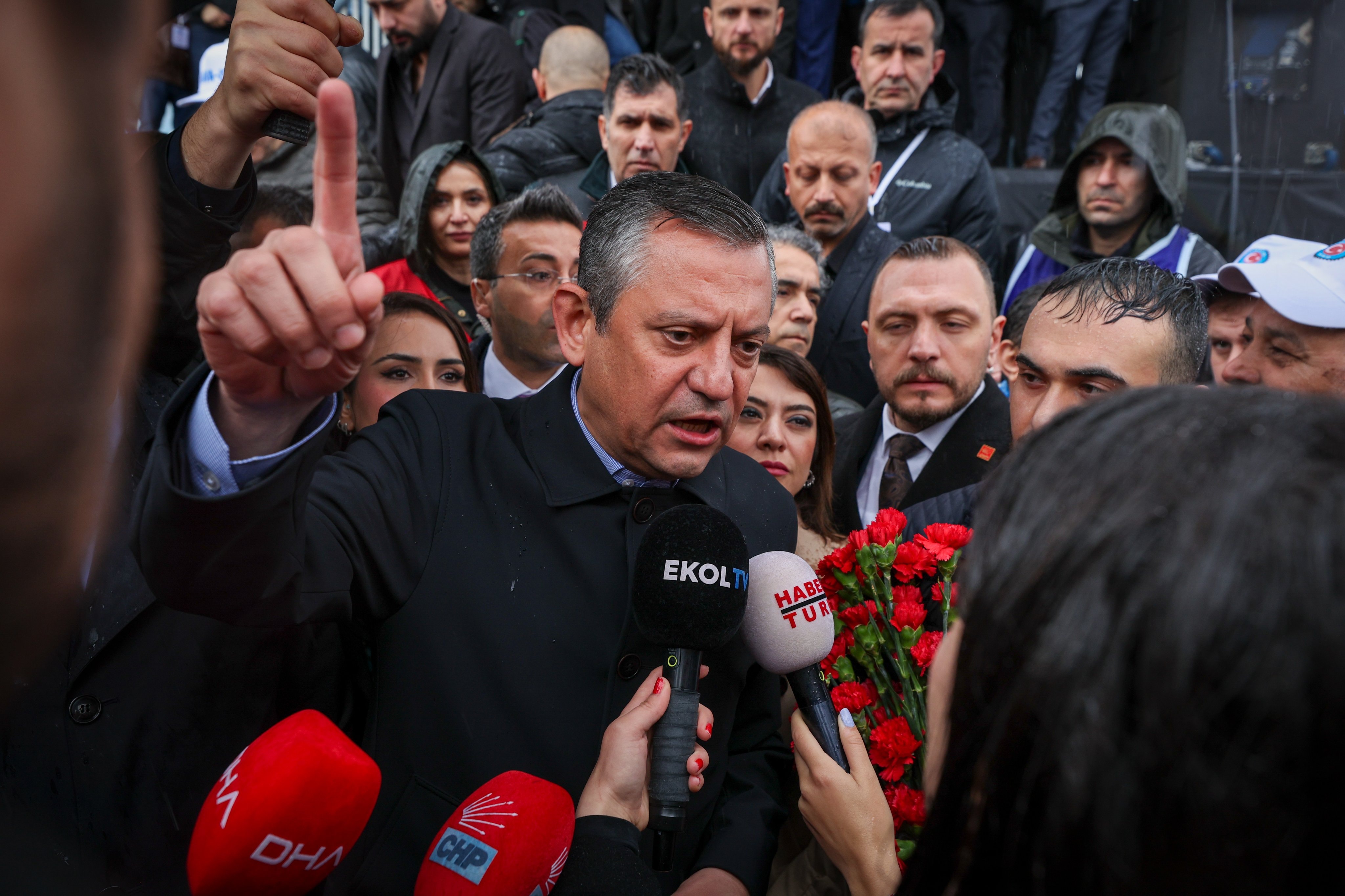 Sağanak, barikatlar ve yasaklar 1 Mayıs kutlamalarına engel olamadı!