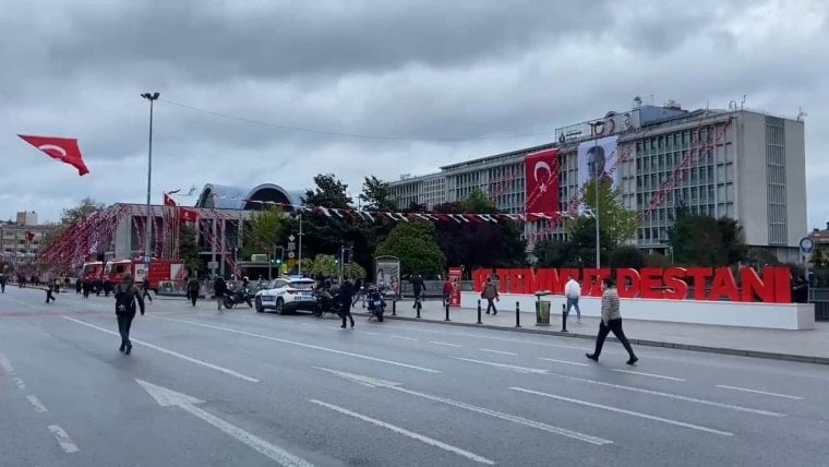 Sağanak, barikatlar ve yasaklar 1 Mayıs kutlamalarına engel olamadı!