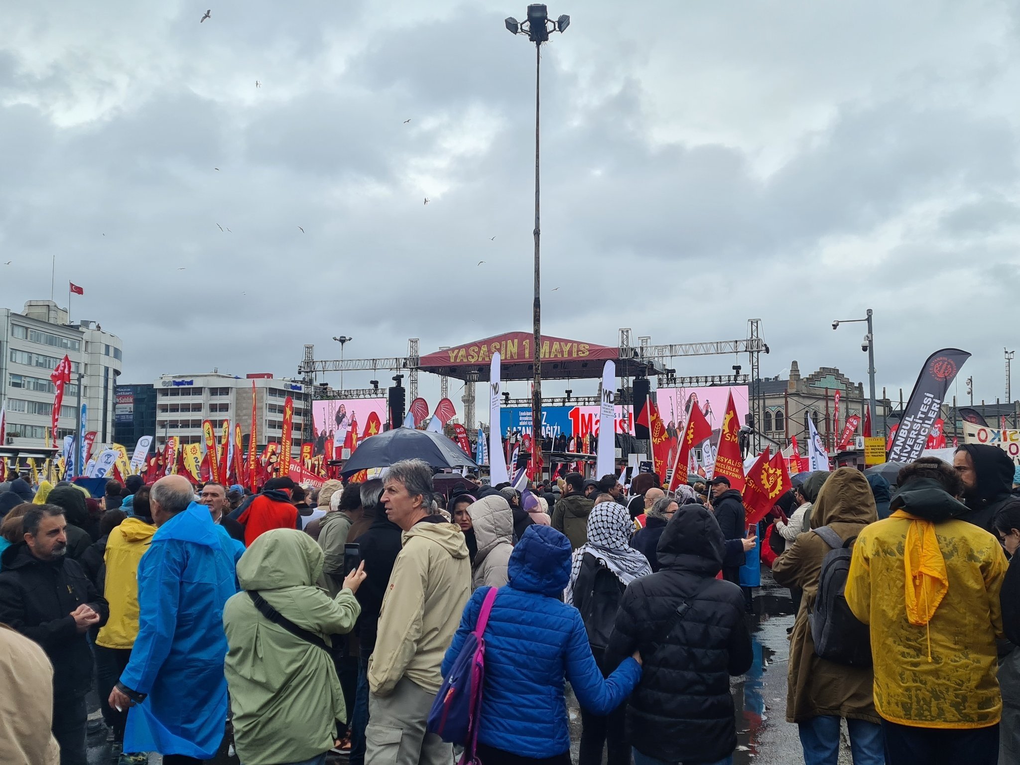 Sağanak, barikatlar ve yasaklar 1 Mayıs kutlamalarına engel olamadı!