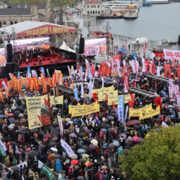 Sağanak, barikatlar ve yasaklar 1 Mayıs kutlamalarına engel olamadı!