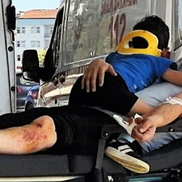 Sağlıkçılar yaralanan çocuğu eldiven balonla sakinleştirdi