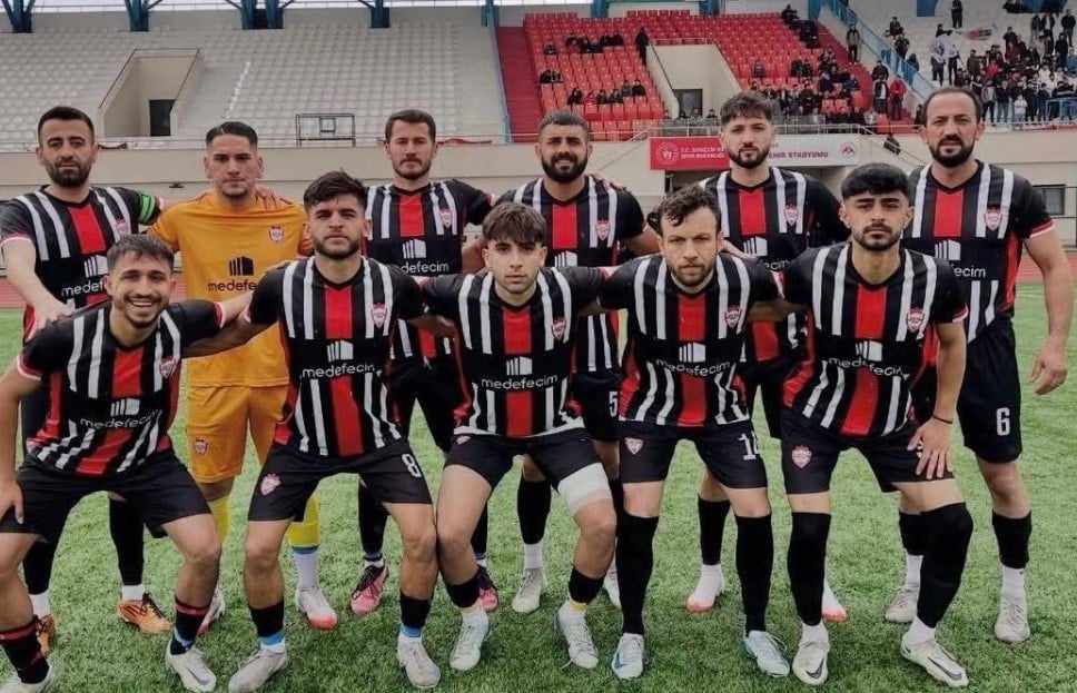 Saha karıştı, polis müdürü futbolcuya kafa attı