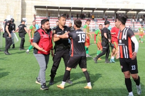 Saha karıştı, polis müdürü futbolcuya kafa attı