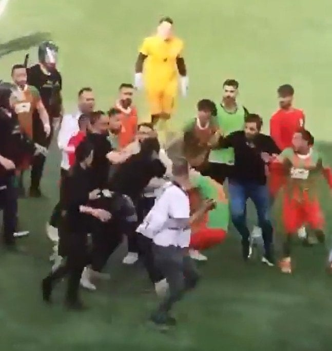 Saha karıştı, polis müdürü futbolcuya kafa attı