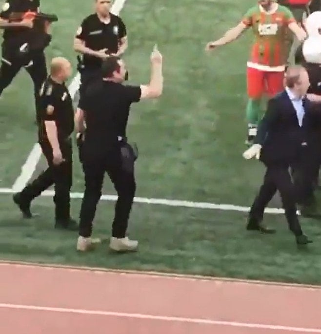 Saha karıştı, polis müdürü futbolcuya kafa attı