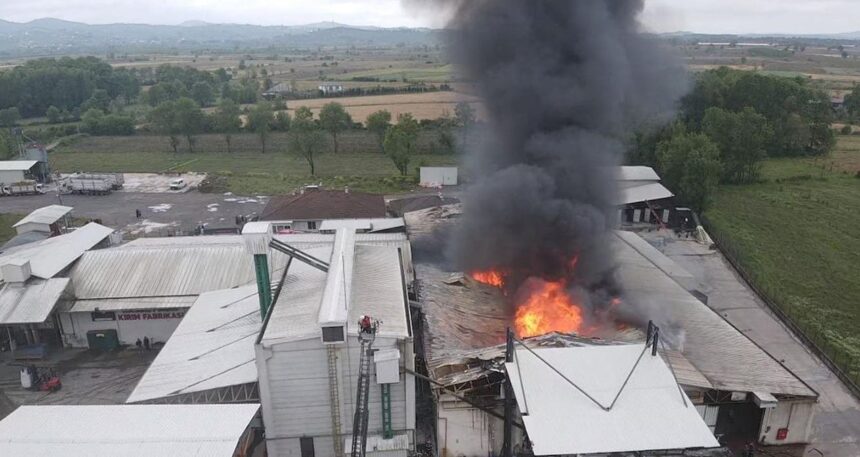 Sakarya’daki fabrikada çıkan yangın söndürüldü