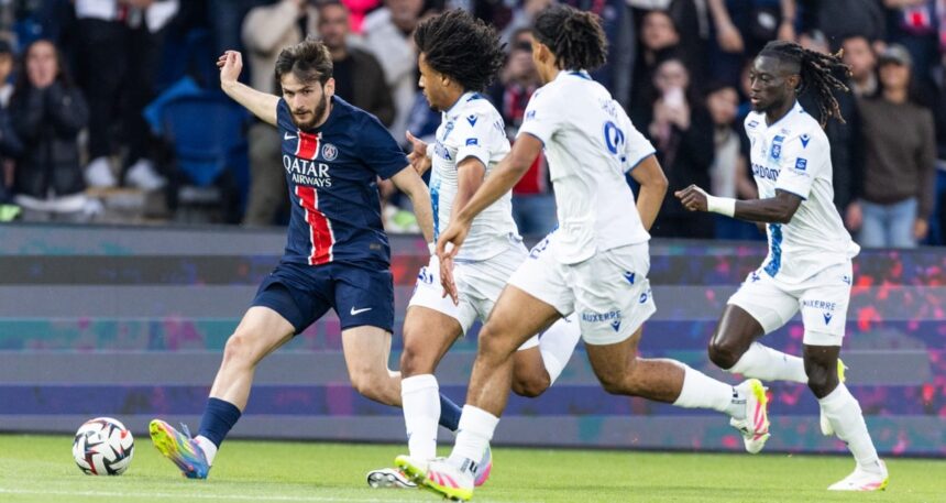 Şampiyon PSG ikinci yarı açıldı