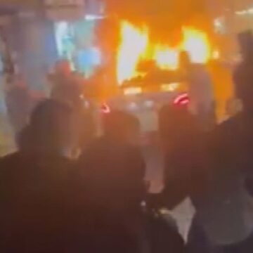Şampiyonluk kutlamasında araç içinde havai fişek patladı