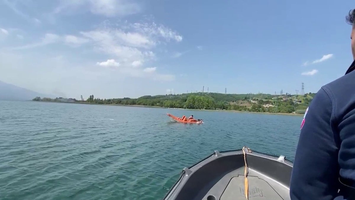Sapanca Gölü’nde hareketli dakikalar: Pedallı kanoyla alabora olan 3 kişi kurtarıldı