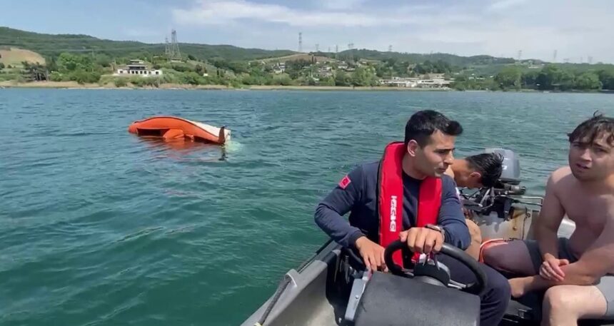 Sapanca Gölü’nde hareketli dakikalar: Pedallı kanoyla alabora olan 3 kişi kurtarıldı