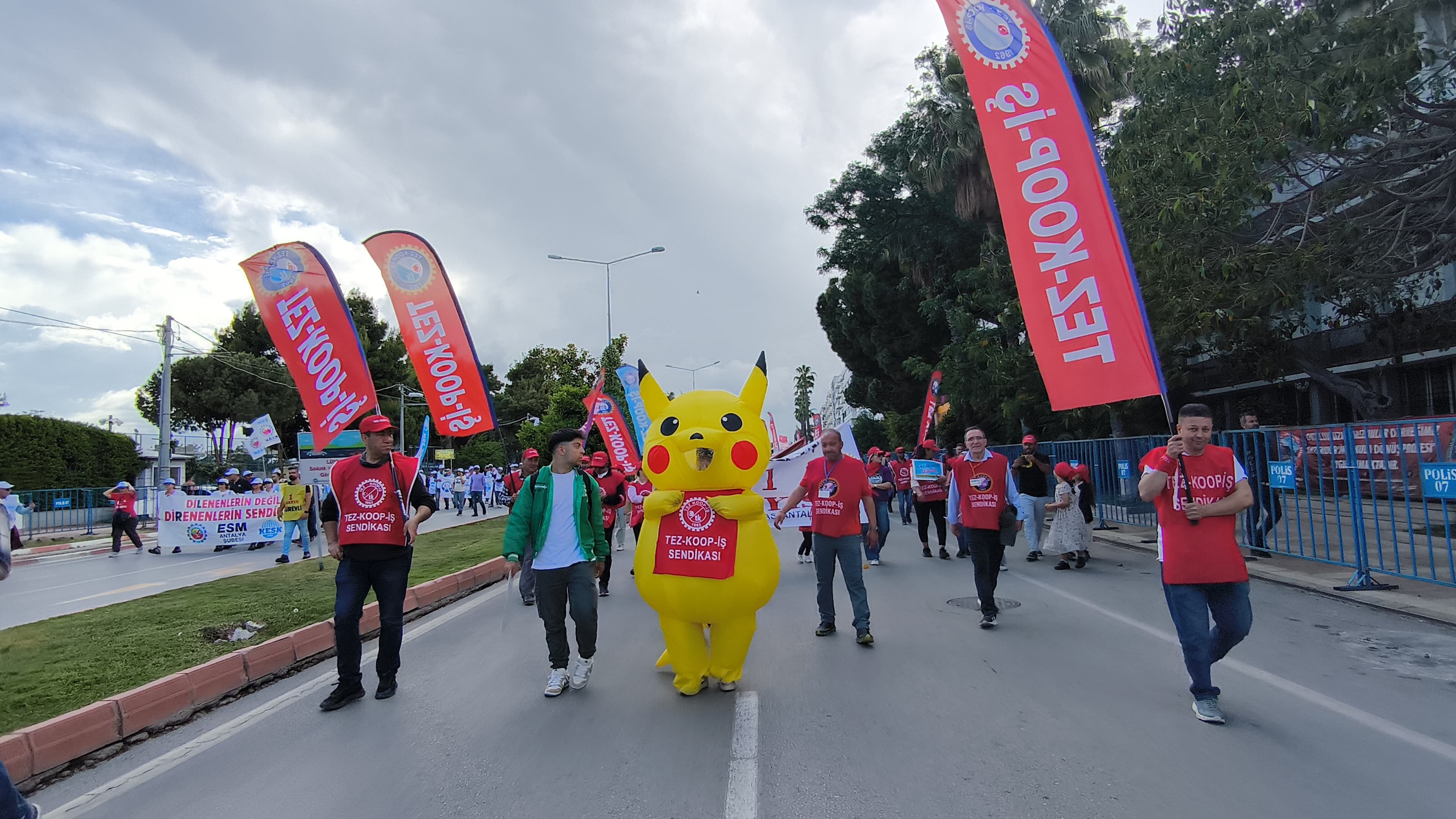 Saraçhane'de gündem olan Pikachu 1 Mayıs alanında görüldü