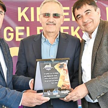 Saygı Öztürk’e plaket
