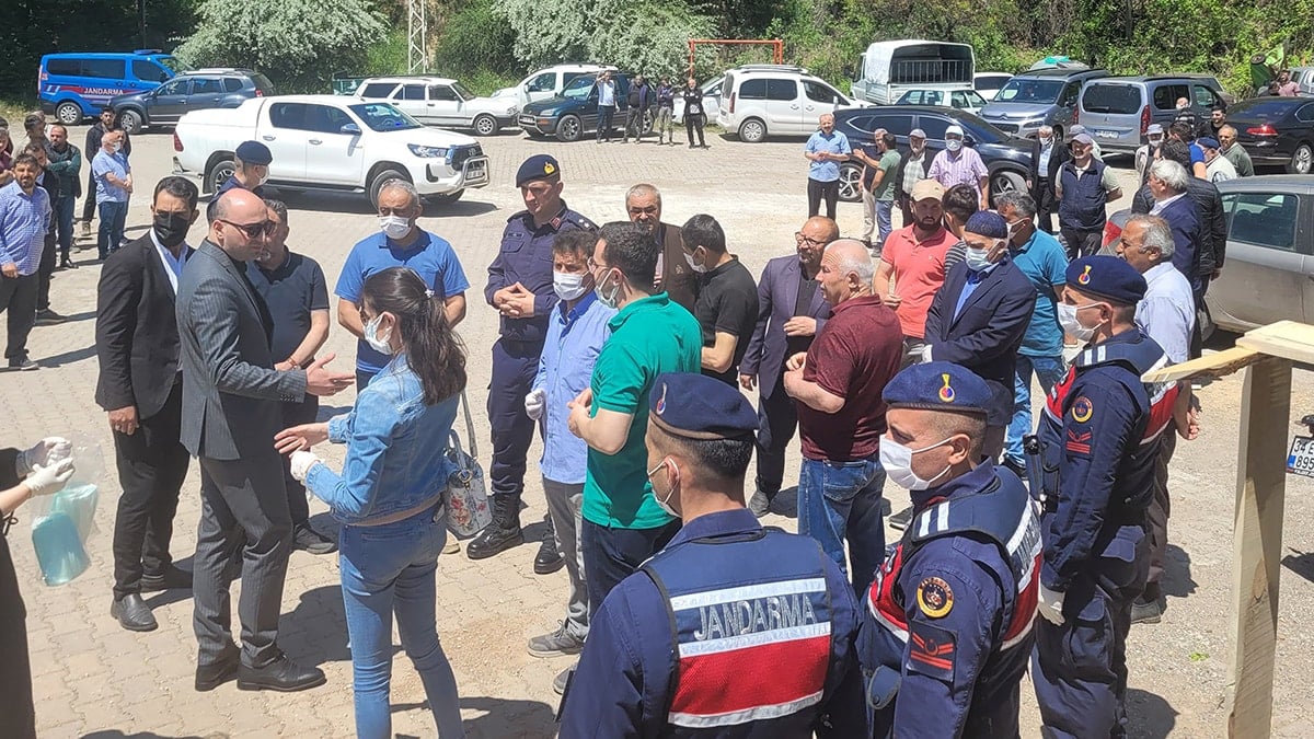 Şehri alarma geçiren ölüm: 1,5 yaşındaki Metehan'ın cenazesine herkes maskeyle geldi