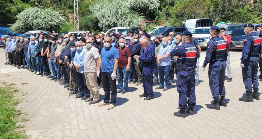 Şehri alarma geçiren ölüm: 1,5 yaşındaki Metehan’ın cenazesine herkes maskeyle geldi