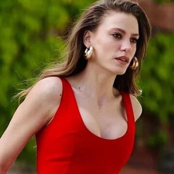 Serenay Sarıkaya geri döndü