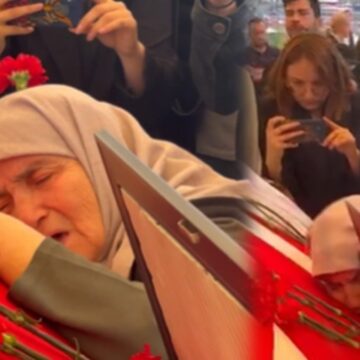 Sırrı Süreyya Önder’in annesi tabutun başında gözyaşlarına boğuldu: ‘Niye bana küstün…’