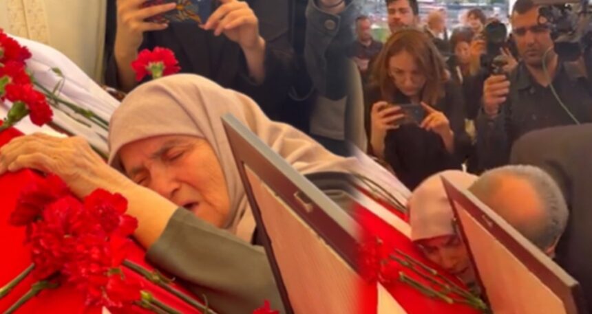 Sırrı Süreyya Önder’in annesi tabutun başında gözyaşlarına boğuldu: ‘Niye bana küstün…’