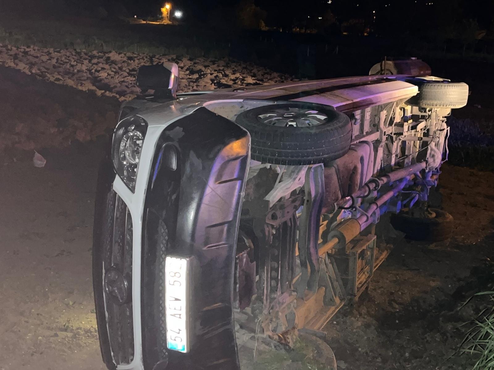 Şoför para üstü verirken minibüs devrildi: 9 yaralı