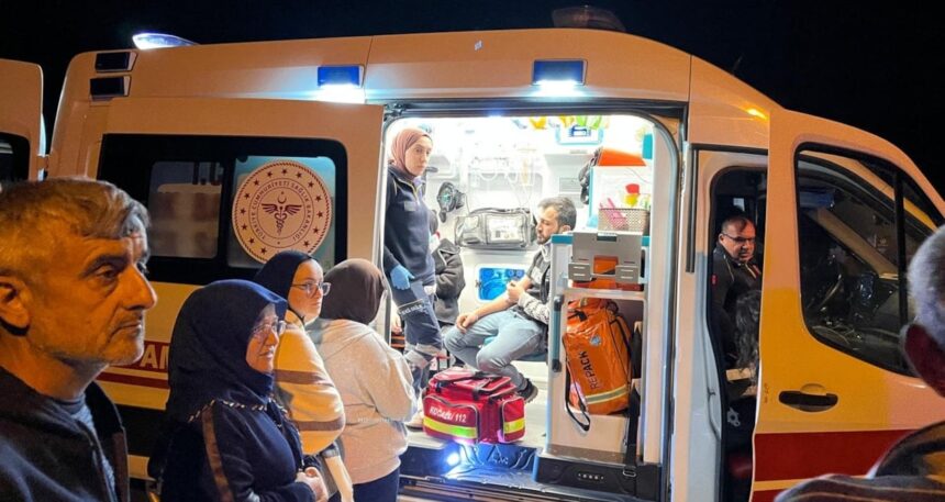 Şoför para üstü verirken minibüs devrildi: 9 yaralı