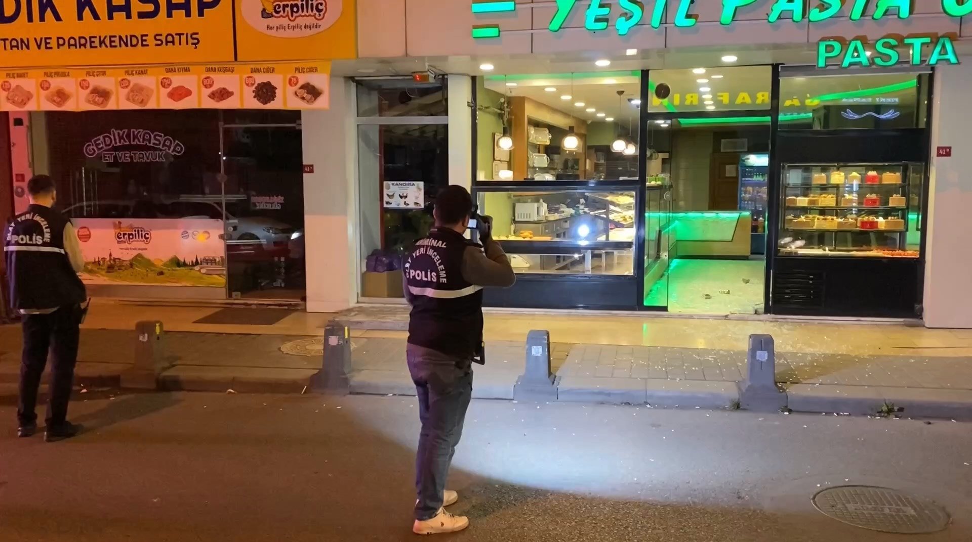 Sokakta karşıladığı husumetlileri sığındığı kafeyi kurşunladı