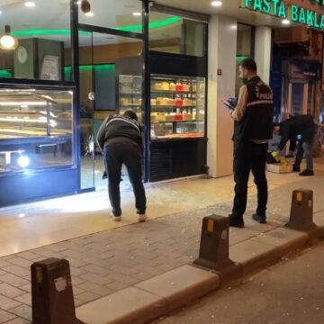 Sokakta karşıladığı husumetlileri sığındığı kafeyi kurşunladı