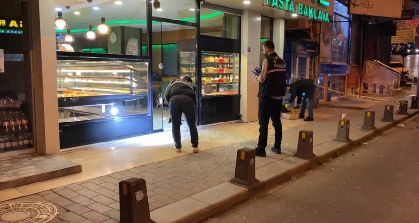 Sokakta karşıladığı husumetlileri sığındığı kafeyi kurşunladı