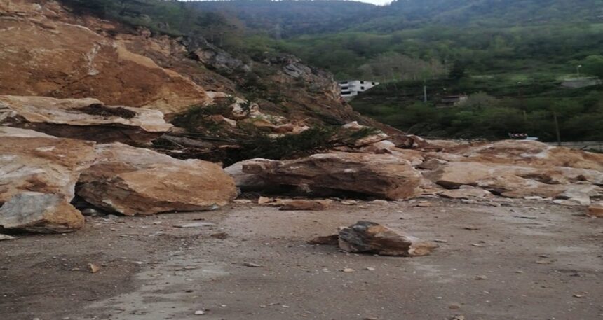 Son Dakika… Giresun’da heyelan! Kara yolu ulaşıma kapandı