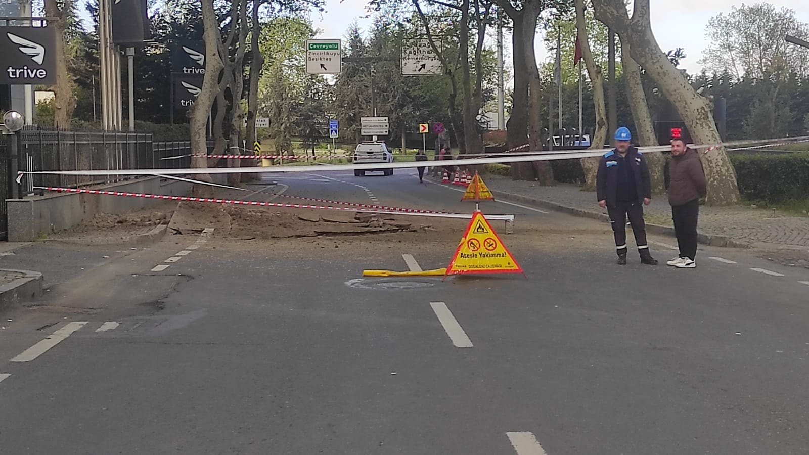 Son dakika... Sarıyer'de yol çöktü: Eski Büyükdere Caddesi trafiğe kapatıldı