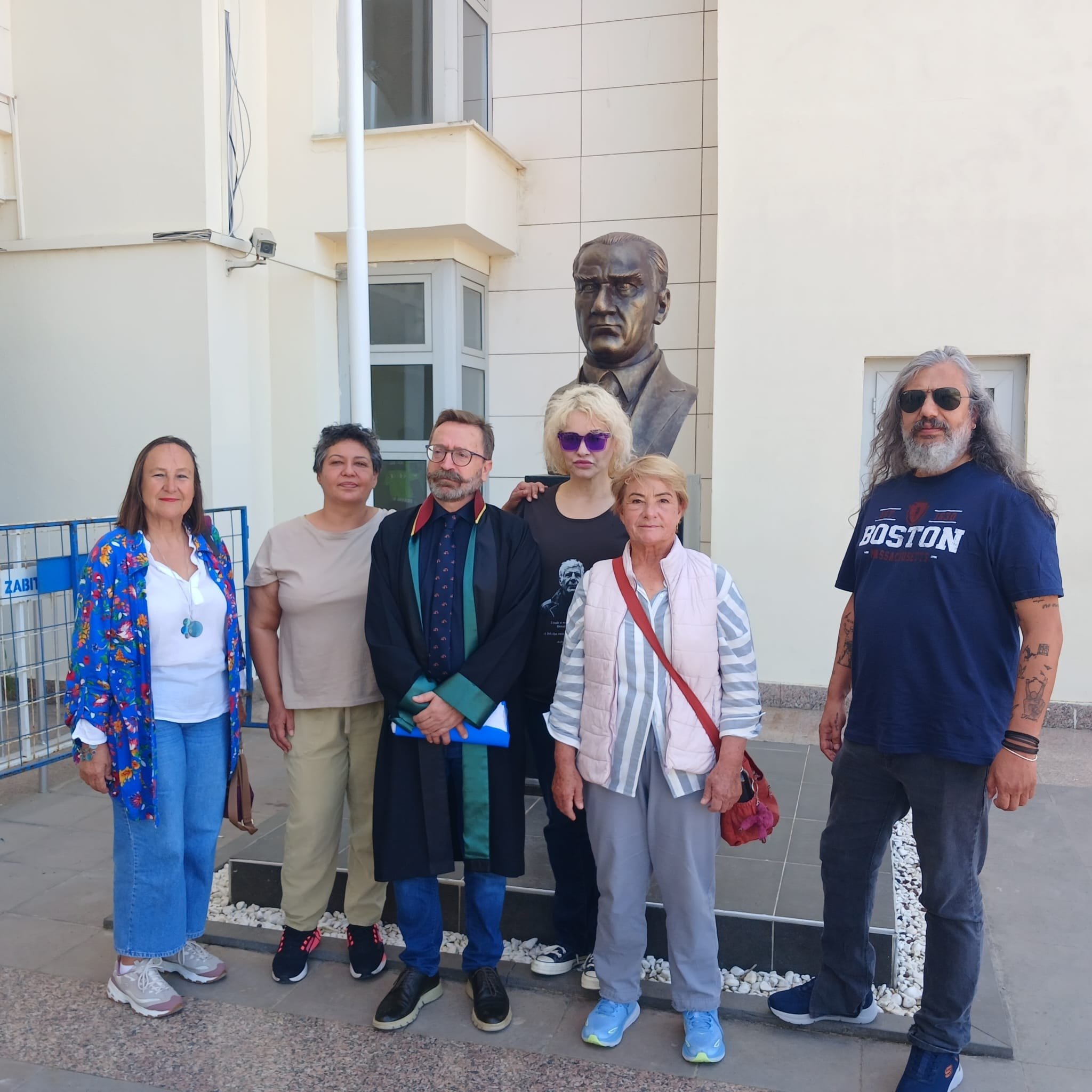 Sosyal medyadan tanıştığı kadının özel görüntülerini paylaştı: Ünlü yazara hapis cezası!