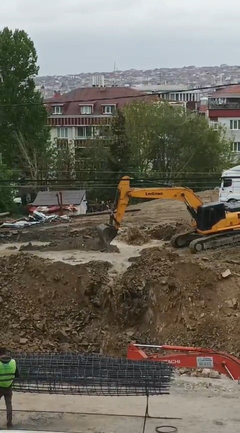 Sultangazi'de boru patladı, cadde ve sokakları su bastı