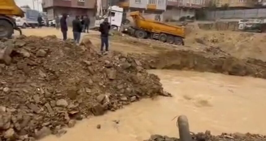 Sultangazi’de  boru patladı, cadde ve sokakları su bastı
