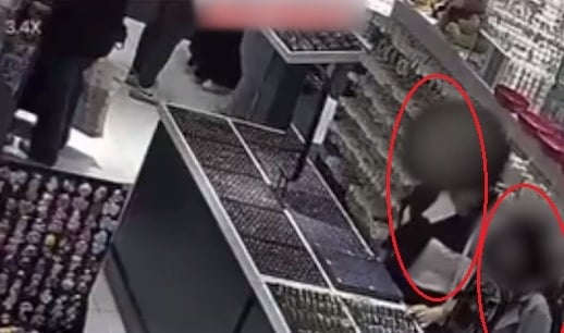 Takıcıdan bin liralık hırsızlık yaptılar