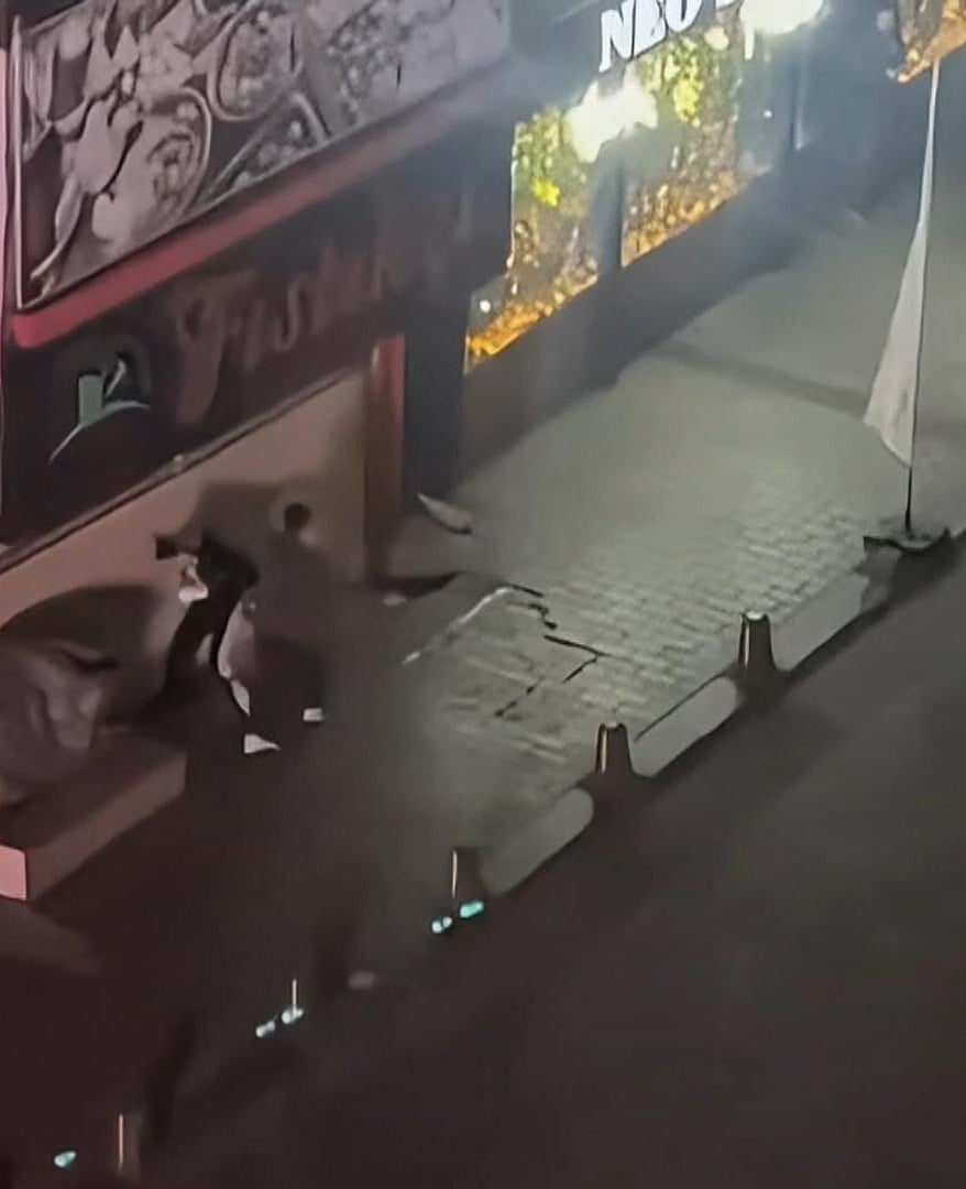 Tartıştığı kadını sokak ortasında darp etti! 1 Tartıştığı kadını sokak ortasında darp etti!