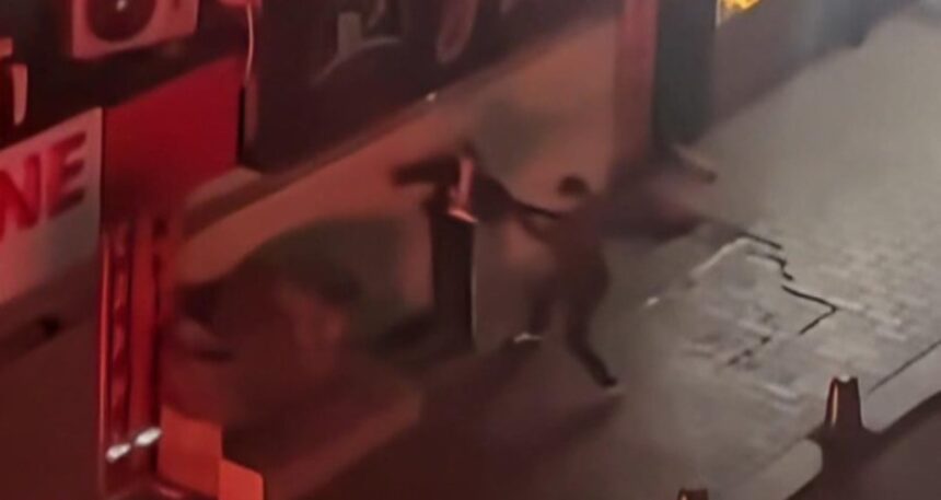 tartistigi-kadini-sokak-ortasinda-darp-etti-TA3xMeX6.jpg Tartıştığı kadını sokak ortasında darp etti!