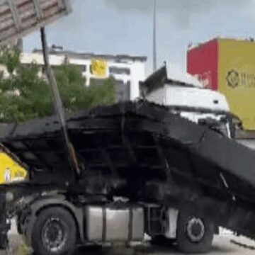 TIR’ın dorsesi üst geçidi parçaladı