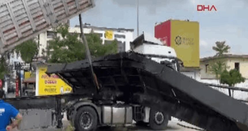 TIR’ın dorsesi üst geçidi parçaladı