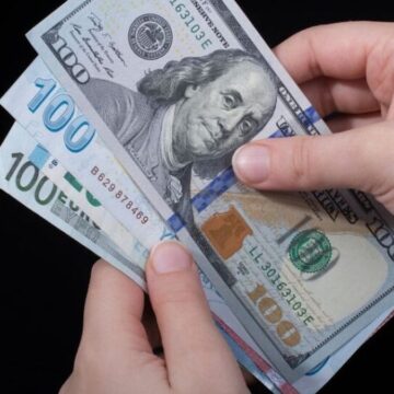 TL, Dolar karşısında değer kaybeden iki para biriminden biri