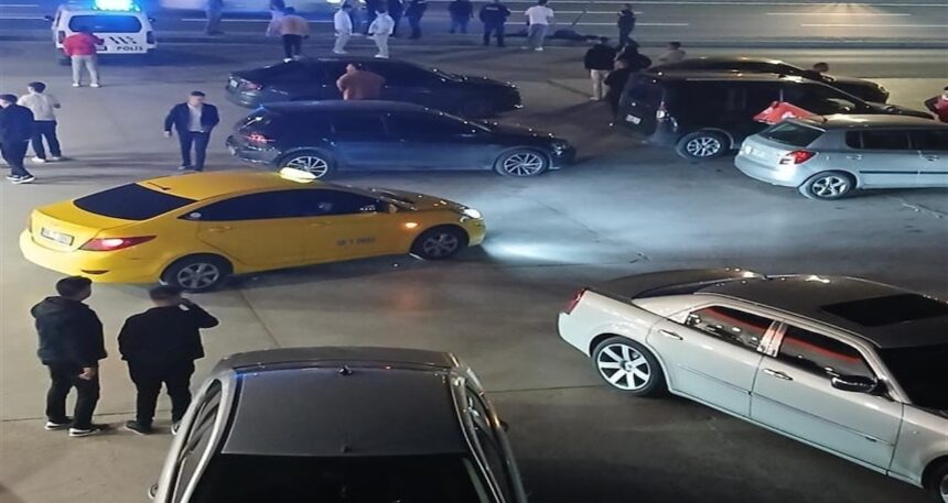 Trafik levhasına çarpan motosikletli gençler öldü
