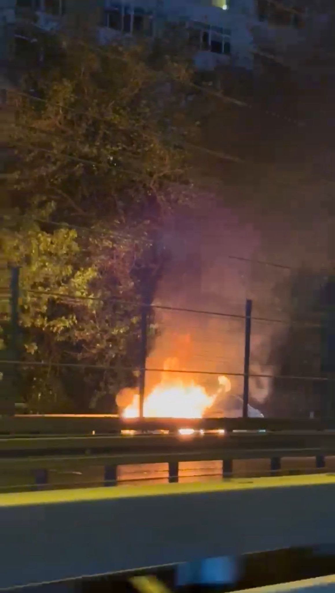 Trafikte dehşet anları! Bir araç alev alev yandı 1 Trafikte dehşet anları! Bir araç alev alev yandı
