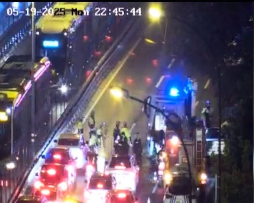 Trafikte dehşet anları! Bir araç alev alev yandı 2 Trafikte dehşet anları! Bir araç alev alev yandı